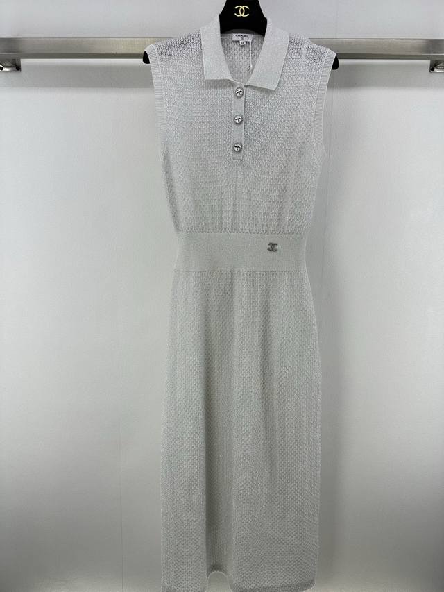 chane*上新细节 25 夏季新款Polo针织背心裙 散发着干练与知性之美 领口处的纽扣排列有序 细节之处尽显匠心 腰部的巧妙收束 勾勒出曼妙身姿 彰显女性曲