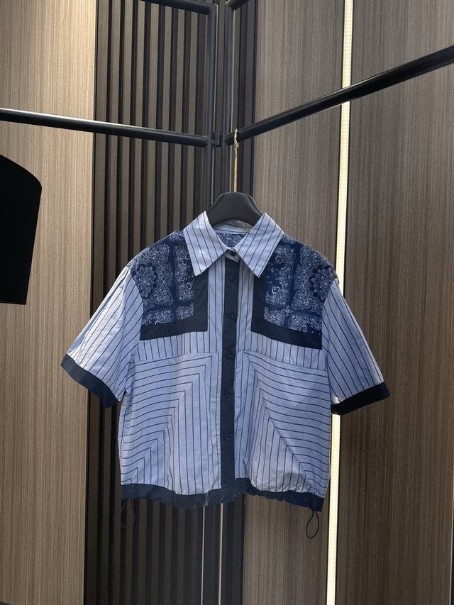 sacai2025年春夏新款 优雅与随性的完美融合高级拼接撞色青花瓷花纹设计，经典与趣味的碰撞！精选优质面料，轻柔透气，舒适贴合。独特的抽绳下摆设计，随心调节松