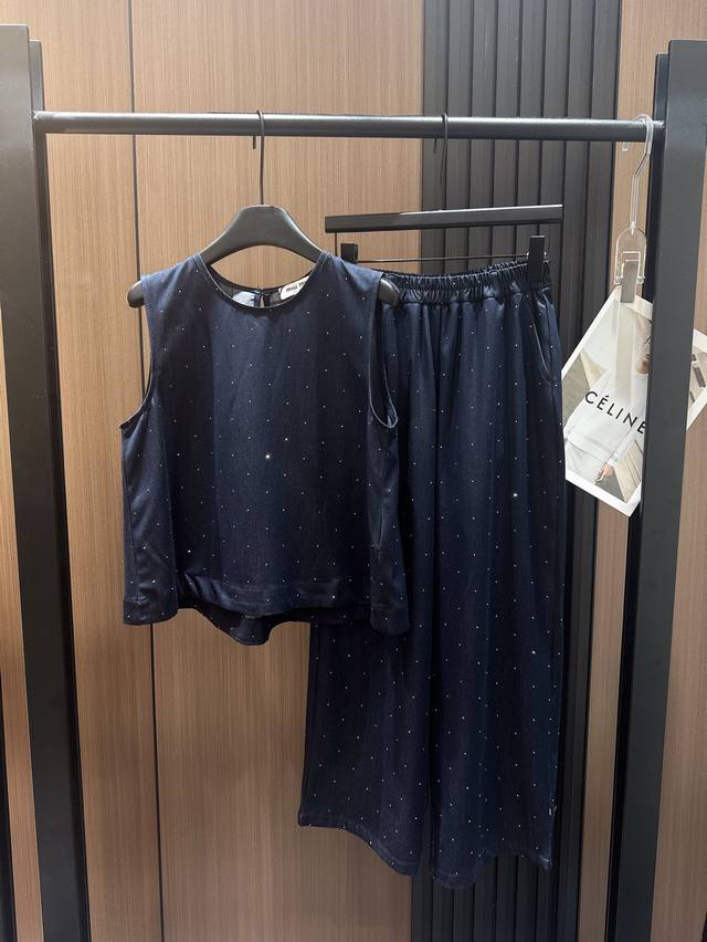 miumiu2025新版套装 天丝牛仔面料、亲肤透气 无袖上衣和阔腿直筒裤点缀小钻、高温烫钻 精致与轻奢设计 尽显时尚洋气 图片色 Sml