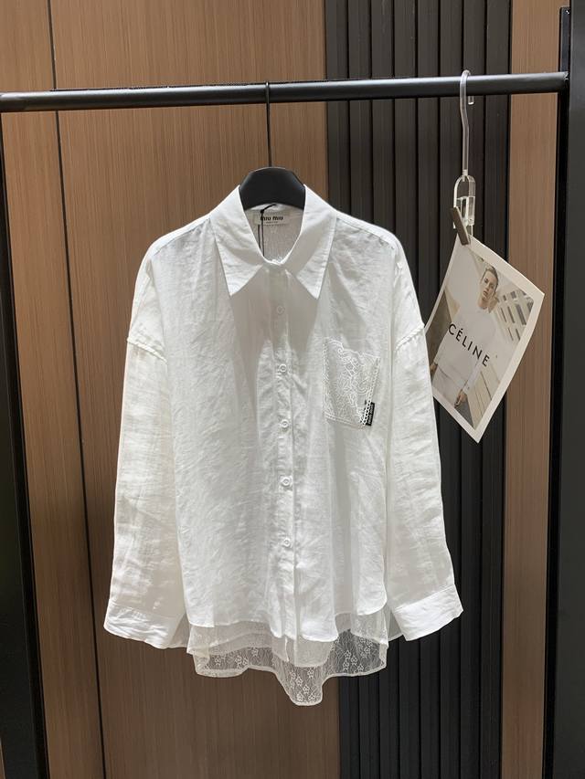 miumiu 2025年新版清新文艺范儿麻棉蕾丝衬衫来啦！特色亮点: 优质麻棉面料，轻薄透气不闷热 精致蕾丝拼接，增添甜美浪漫感 实用口袋设计，既美观又便携 下
