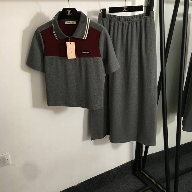 款号20252882 Miumi*新款套装，领标Logo贴布拼色拉链翻领短袖T恤上衣+松紧腰休闲半裙，灰色，深蓝色，Sml， M码；胸围94，袖长23，衣长49