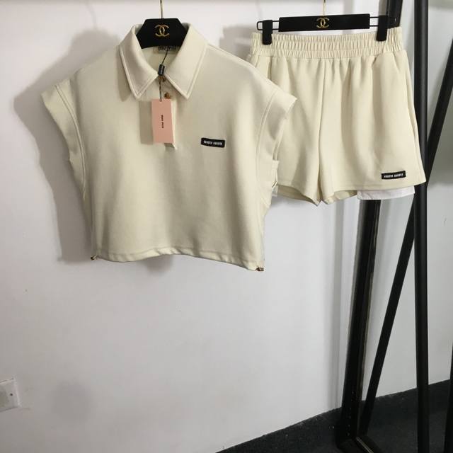 款号20252874 Miumi*新款套装，领标Logo字母Polo领坎肩背心上衣+休闲短裤，杏色，藏蓝色，Sml， M码；胸围104，长47；腰围70弹力，长