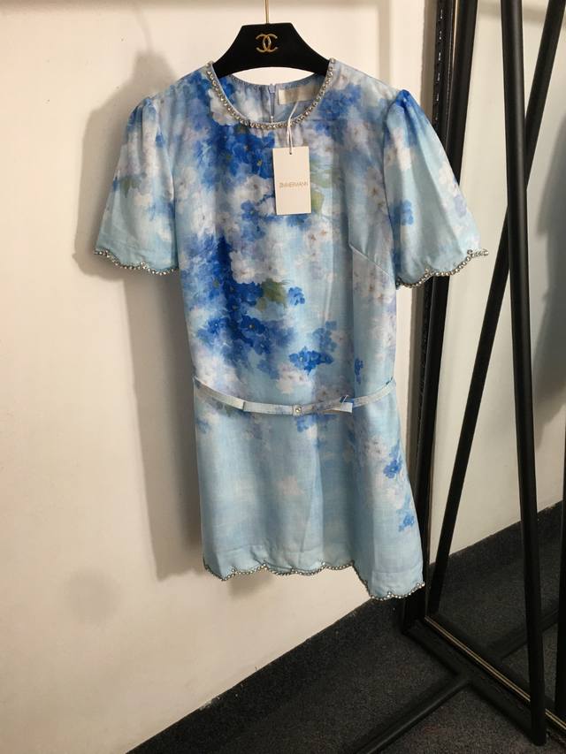 款号20252857 Zimmermann新款 晕染花朵印花 重工钉钻圆领短袖连衣裙，配腰带，蓝色，S-Xl， M码；胸围96，袖长24，长84