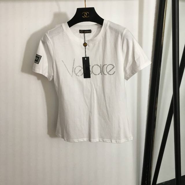 款号 2151 Versac*新款 烫钻字母修身短袖T恤，黑色，白色，S-Xl， M码；肩宽37，胸围86，袖长18，衣长58