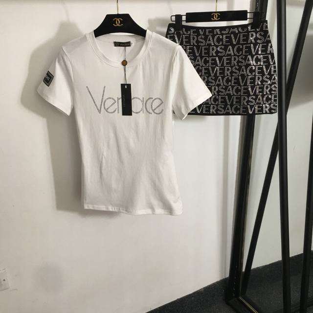 款号20252852 Versac*新款套装，烫钻字母袖臂Logo印花修身短袖T恤+重工烫钻Logo短半裙，安全裤里衬，白色，黑色，S-Xl， S码；肩宽36，