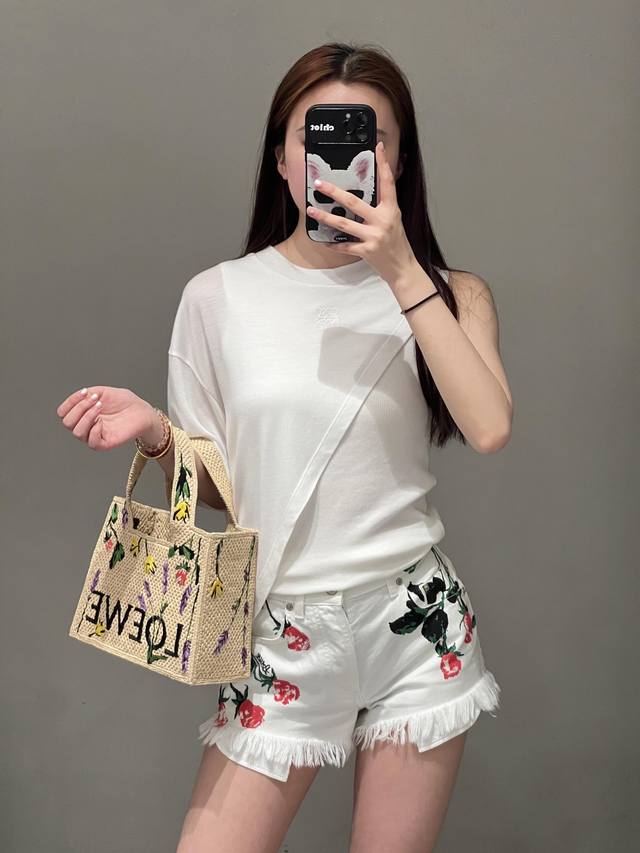 loew* 25Ss春夏新款 玫瑰花印花白色牛仔短裤丨独家高版出品！出街上身轻松营造氛围感 绝对回头率百分百 采用有机棉牛仔面料 玫瑰花印花+下摆流须设计 直筒