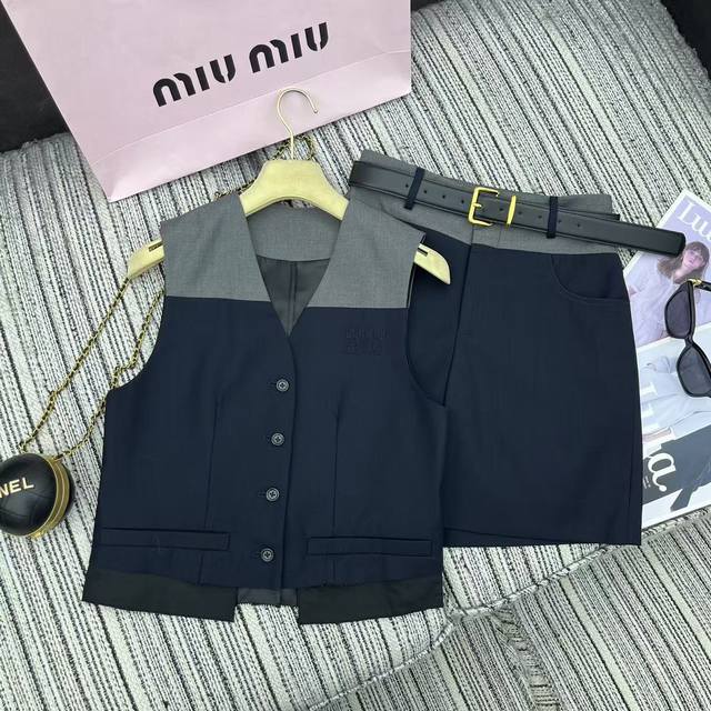 强烈推荐 25年早春夏系列 Miu*新款撞色马甲搭配西装五分裤套装 字母贴布绣点缀 搭配定制皮腰带 Sml