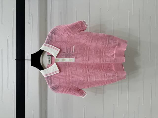 上新原单高端品质 Miumi*2025春夏最新系列！镂空针织翻领短袖！定制丝麻纱线织造 质感高级 光泽舒适 针织翻领半开襟上衣剪裁 通体利用镂空钩针肌理交织 凸