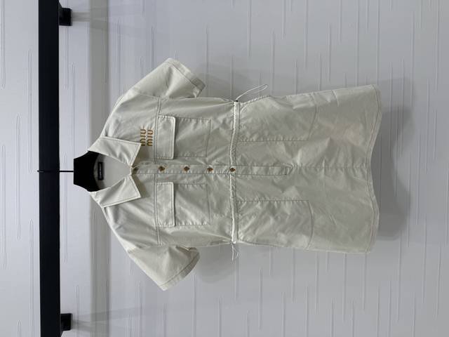 上新原单高端品质 Miumi*2025春夏最新系列！工装口袋短袖连衣裙！定制斜纹全棉材质 质感透气 舒适好穿 翻领衬衣裙剪裁 通体素色利用剪裁和细节提升精致度