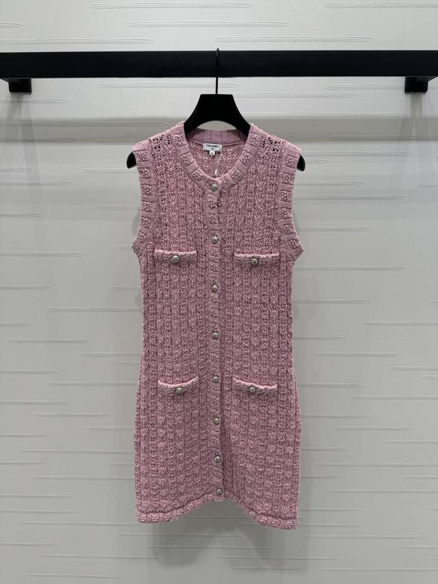 上新原单高端品质 Chane* 2025春夏最新系列！圆领钩花口袋针织背心连衣裙！定制进口羊毛纱线材质 柔软舒适 肩线轮廓勾勒线条 配合前襟领口袖口立体钩针纹路
