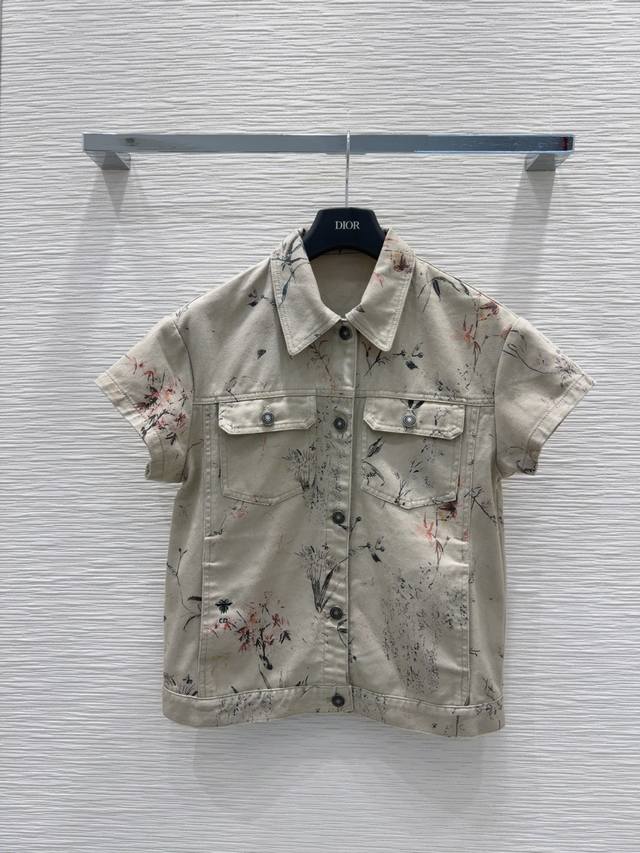 christian Dio*2025Ss新款 系列出品 经典时尚 一如既往的高级有气质，都是不挑人的款！口袋设计轻松彰显出迪家的高级感 看着就是上档次 Sml