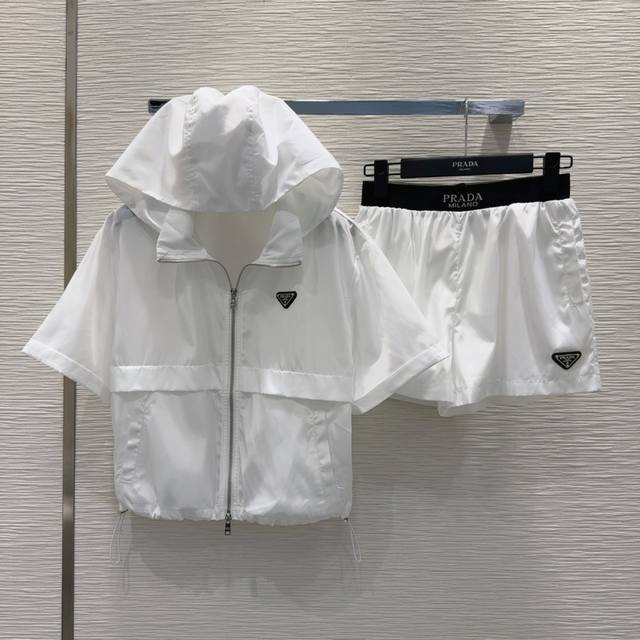 prad * 2025Ss新款套装 特殊材质有肌理感 每个小细节都非常注重 恰到好处的高级感 立体剪裁 让成衣上身更为精致洋气 实物太赞啦！Sml S上衣 肩宽