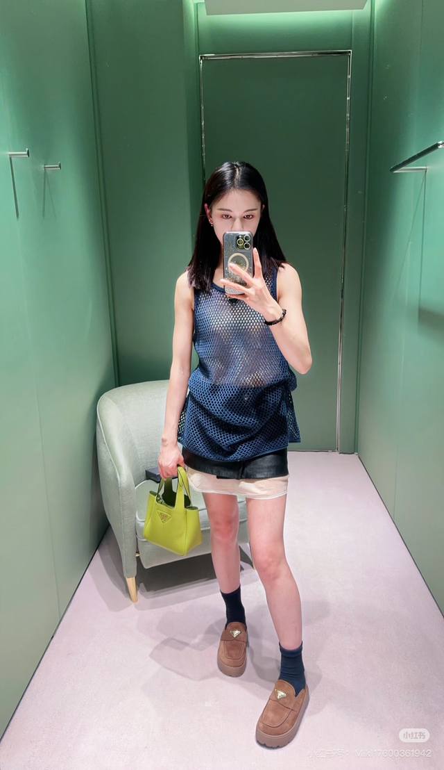 prar*25Ss春夏新款 网格镂空两件装裙 原版开发！高版出品！藏蓝色调主色搭配杏色内搭与春日温柔融合。精致纹理彰显匠心，简约设计展露随性洒脱。无论是漫步街头