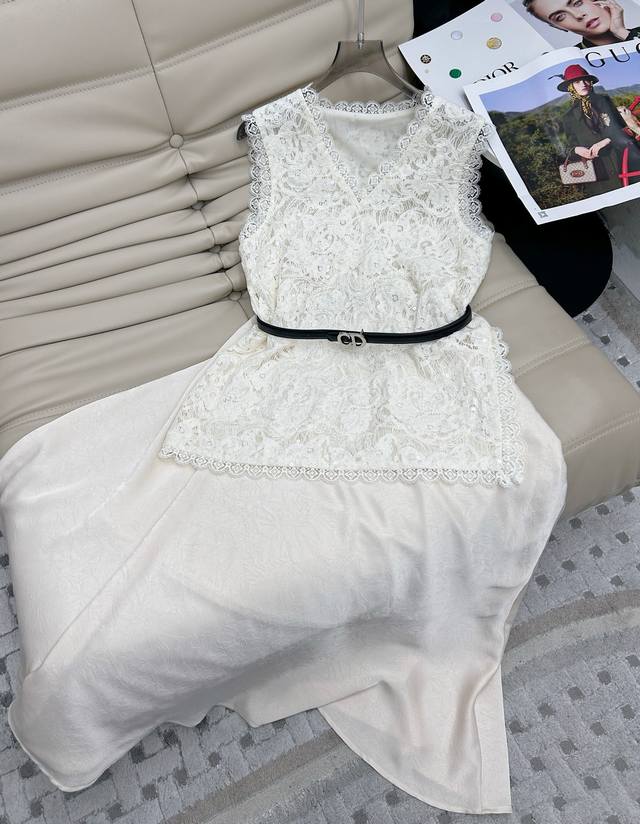 时髦穿搭必备 小众 25Ss新品 蕾丝V领马甲上衣高腰半裙 套装 时髦甜美的一款套装 尽现优雅精致气质 清爽百搭 采用进口水溶蕾丝面料 比较有筋骨感不会太软榻无