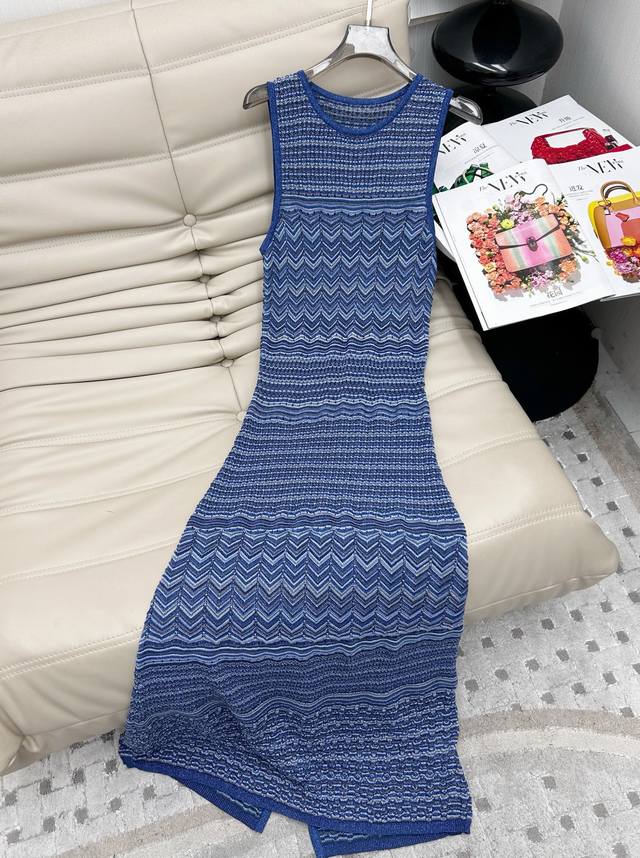 25Ss 蓝色针织无袖连衣裙 圆领无袖设计 蓝白色系配色 时髦洋气 棉质针织面料 舒适亲肤 修身版型 上身显瘦又气质 码数Sml