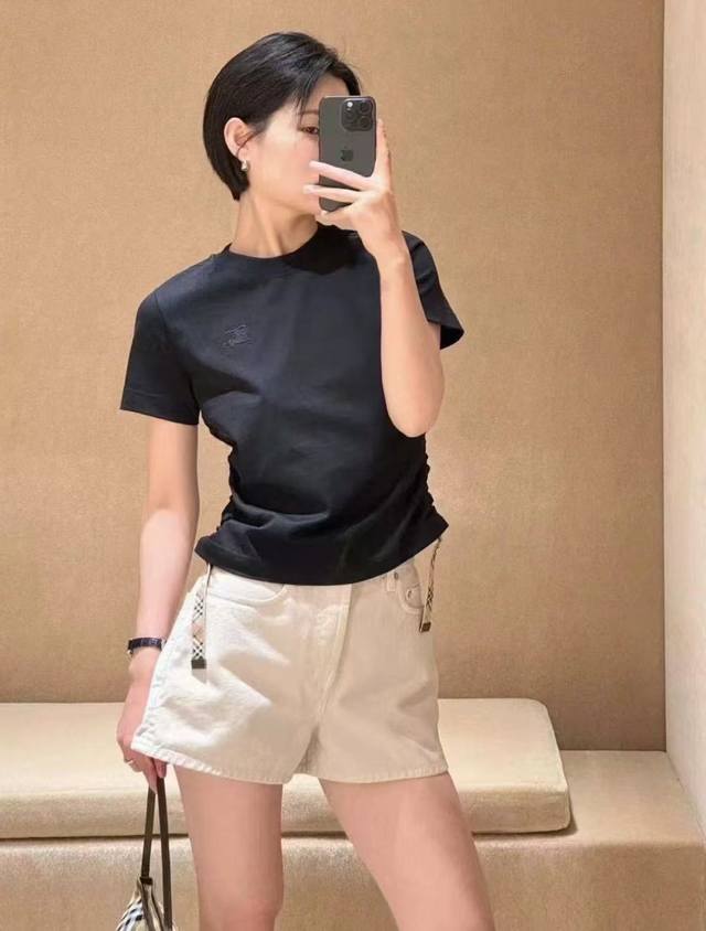 burb*Rry 25Ss春夏新品 收腰抽绳格纹装饰棉质圆领短袖T恤丨独家Yb开发！高版出品！低调日常又不失时髦感格纹装饰褶皱收腰，非常贴合今年的流行趋势Ins