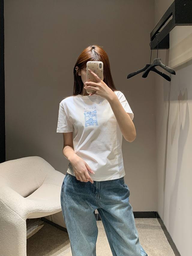 gucc* 25Ss春夏新款 卡通趣味建筑印花短袖T恤丨独家高版出品！设计感十足 干净又清爽 满满的青春活力 真的狠难不爱啊！凹起造型来妥妥的好看经典的小圆领设