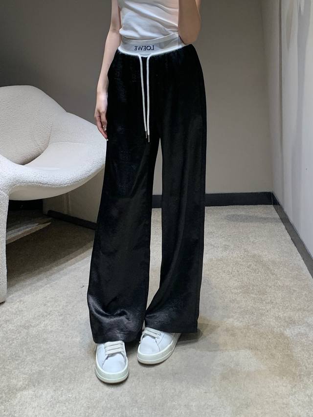 loew* 25Ss春夏新款 缎面Logo压花休闲长裤丨独家高版出品！满足日常需求的各种搭配时髦精必收单品颜色非常的高级 宽松阔腿的版型 松紧高腰的设计 包容性