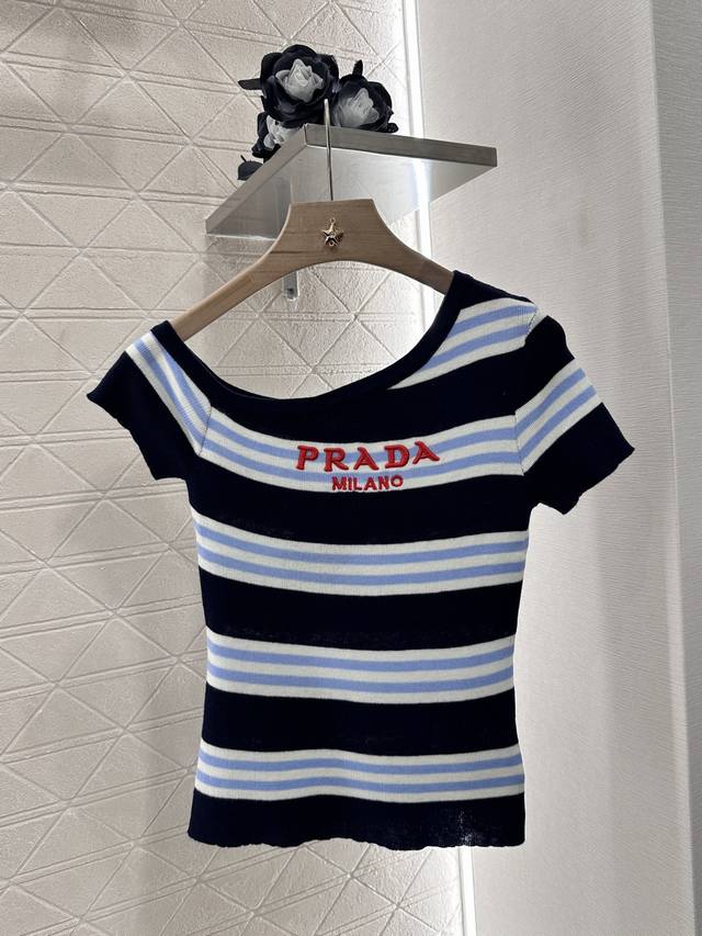 prad*2025新品上架 斜裁针织短袖 定制Yb羊毛纱线织造 舒适软糯 弹力十足 斜肩针织短袖裁剪 领口斜裁以螺纹细包边 弹力收紧贴合身形更遮肉显瘦 多色条纹