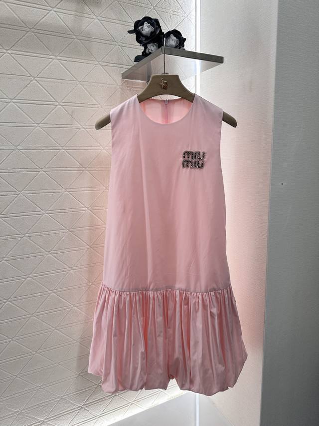 miumi*2025新品上架 订珠无袖连衣裙 定制Yb进口棉纶材质 质感舒适 垂顺有型 圆领无袖连衣裙 收型舒适 胸前以亮片点缀勾勒品牌字母徽标 腰间褶皱包容满