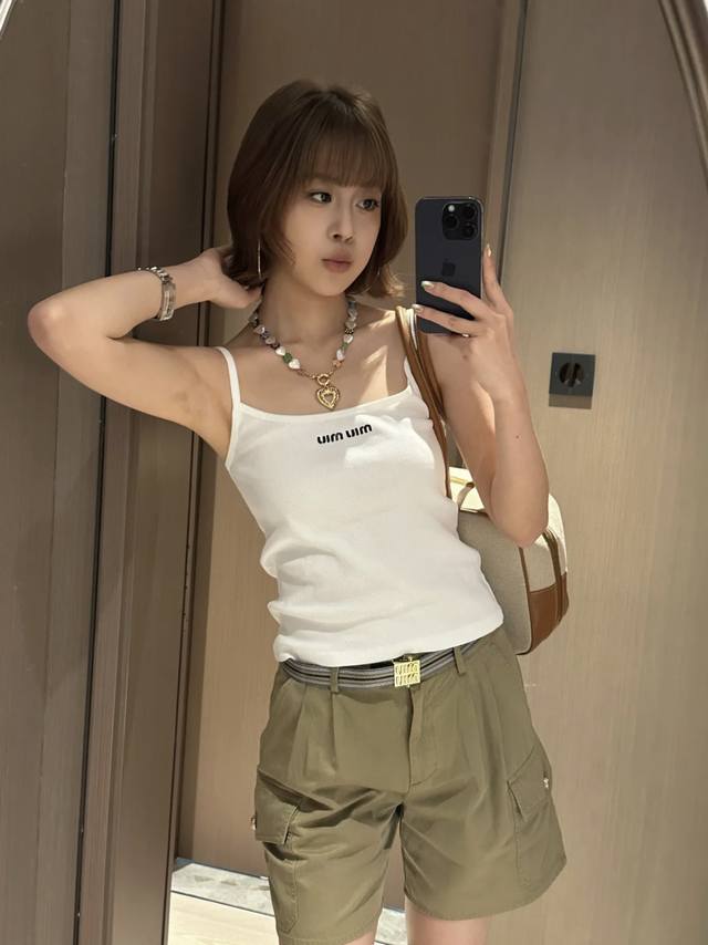 miu 25夏季新款 刺绣字母吊带 胸前字母刺绣 Logo 彰显品牌时尚 减龄少女气质百搭，经典修身H版型巨减瘦！时髦必备单品。一个色Sml