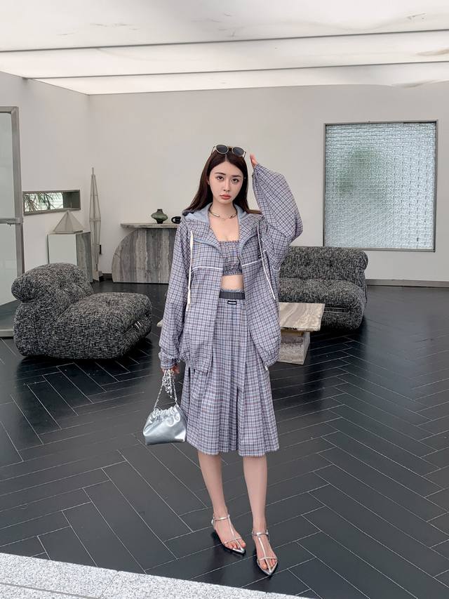 miu 25夏季新款 格纹连帽外套 文艺复古少女风气质单品 双口袋设计自带高级的格调 下半身搭配半身裙一秒超显大长腿 刺绣字母Logo点缀低调奢华 经典格纹风格