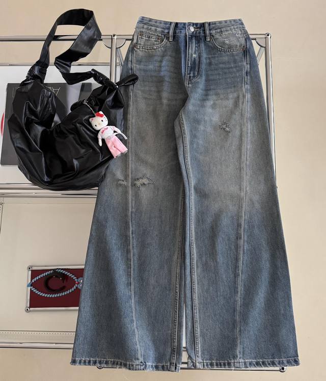 25Ss春夏新品 小众解构斜裁破洞做旧宽松阔腿牛仔裤 夏天做旧破洞牛仔裤的仪式感 松弛又随意的一条牛仔裤好穿到我想直接焊死在身上 满满的时髦感 一条直接Get博