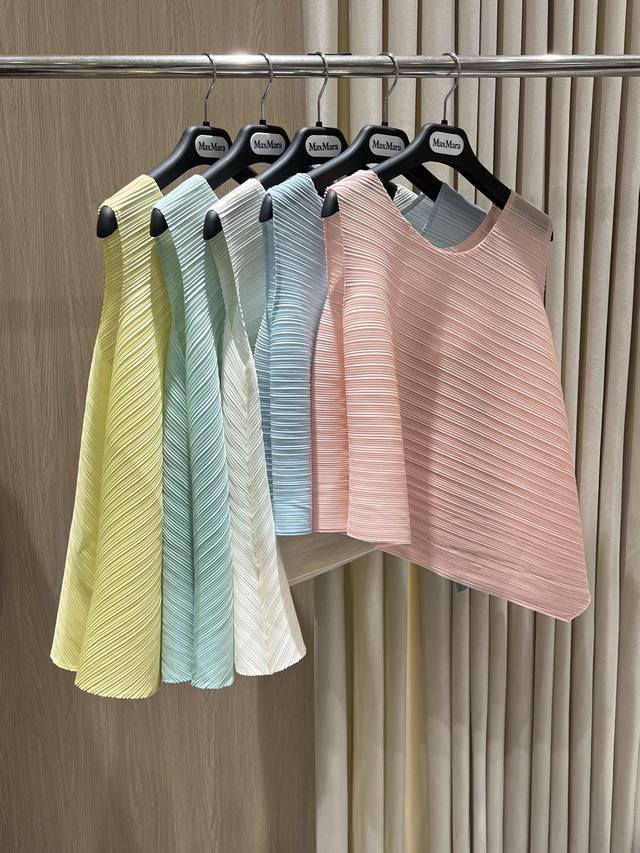 三宅一生 Issey Miyake 无袖褶皱上衣，是品牌Pleats Please系列中的经典设计之一，集实穿性与艺术感于一体，适合追求独特风格的都市女性。