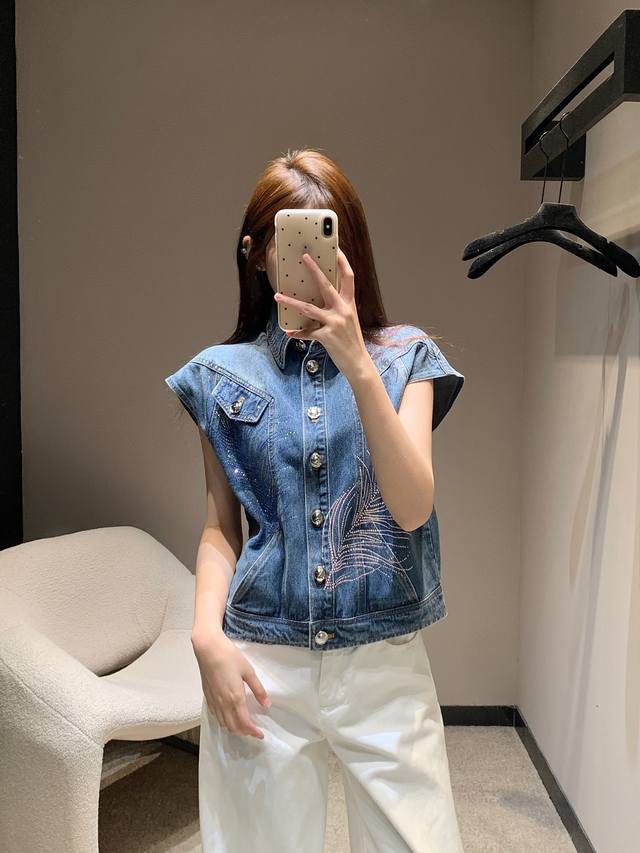 chane*25Ss春夏新款 渐变色羽毛烫钻牛仔马甲外套丨独家高版出品！定位重工洗水工艺 渐变色羽毛设计 进口面料质感挺阔 细腻舒适 洗水色系 低调奢华，减龄少