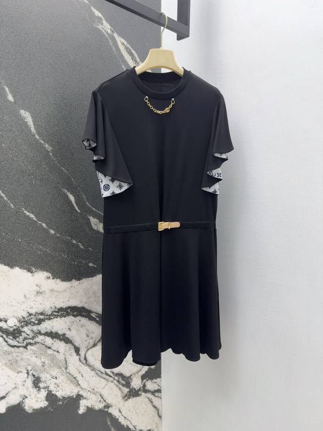 l家 25Ss 春夏新品不规则荷叶边连衣裙 小飞袖皮带收腰版型百搭不挑人 领口徽标链条细节点缀 不经意露出内侧老花图案让穿搭舒适而不失精致 通勤日常休闲帅气百搭
