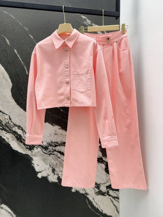 l家 25Ss 春夏新品经典老花字母提花口袋牛仔衬衫搭配阔腿裤套装 可A可飒的风格 定制粉色斜纹牛仔棉面料舒适 短款设计凸显身材好比例 提花字母设计成套搭配增添