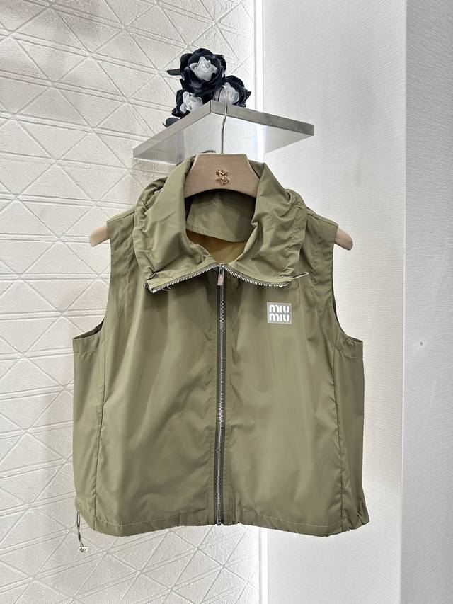 miumi*2025新品上架 翻领马甲半裙套装 定制Yb进口环保再生尼龙材质 透气舒适 质感十足 翻领拉链马甲中长半裙 大身通体素色 马甲下摆抽绳松紧贴合身型