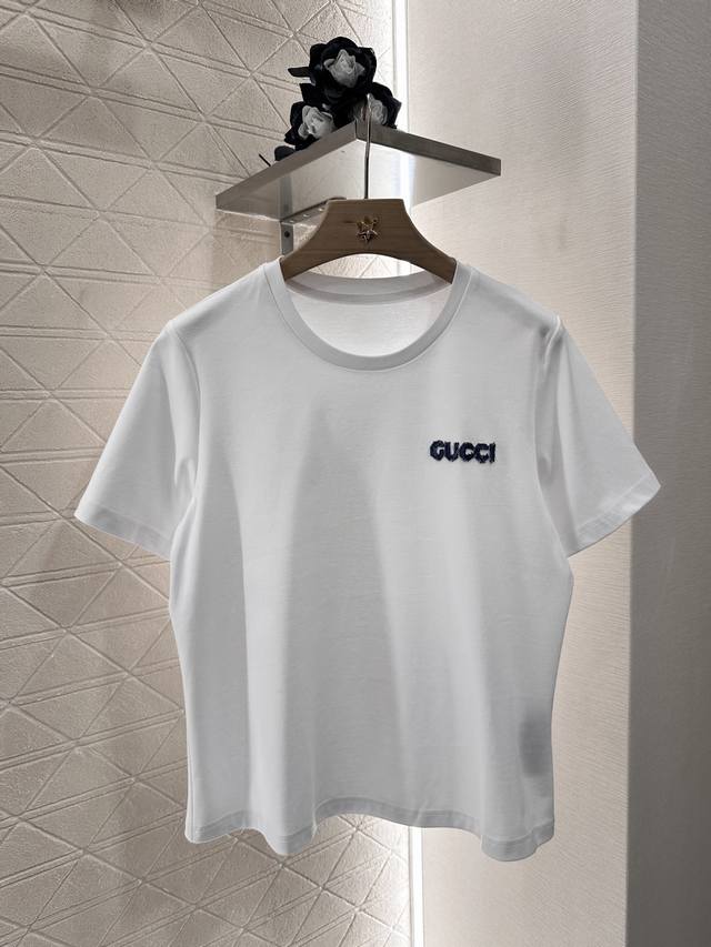 gucc*2025新品上架 刺绣短袖提花裙裤套装 圆领基础款短袖上衣全棉材质 透气舒适 复古高级 略带弹性显瘦修身 素色打底 点缀立体标志性字母于胸前 让简单款
