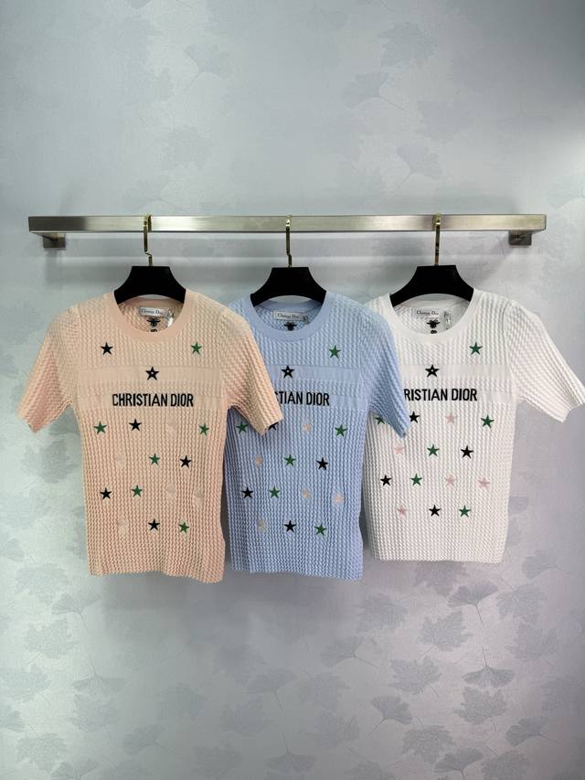 dio*25春夏新品，刺绣字母五角星嵌花短袖上衣，三色可选：粉色、蓝色、白色。经典圆领设计，短袖舒适，适合夏季穿搭。3色3码Sml 。