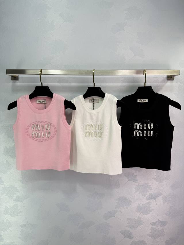 miu Mi*珍珠字母背心，三种颜色可选：粉色、白色、黑色。舒适针织面料，适合各种场合穿搭。精致烫钻设计，简约大方。3色3码Sml 。
