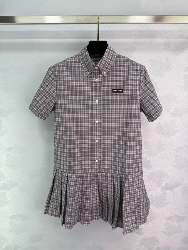 miu 25Ss春夏新款，Logo徽标刺绣百褶衬衫裙，学院风格纹设计，超级适合夏天！这款连衣裙是短袖衬衫裙，舒适透气。独特百褶裙摆，加上胸口立体Logo，时尚感