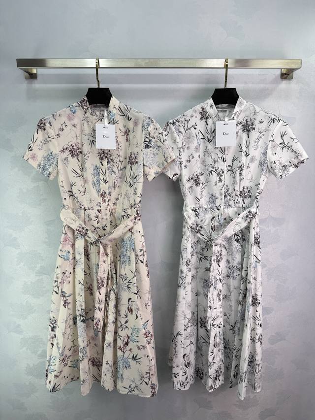 dio*2025新品上架 立领印花连衣裙 定制Yb进口斜纹稠材质 质感光泽 垂顺有型 立领阔袖连衣裙剪裁 通体满印兰草新中式元素 呼应炎炎夏日的清爽文雅气息 利