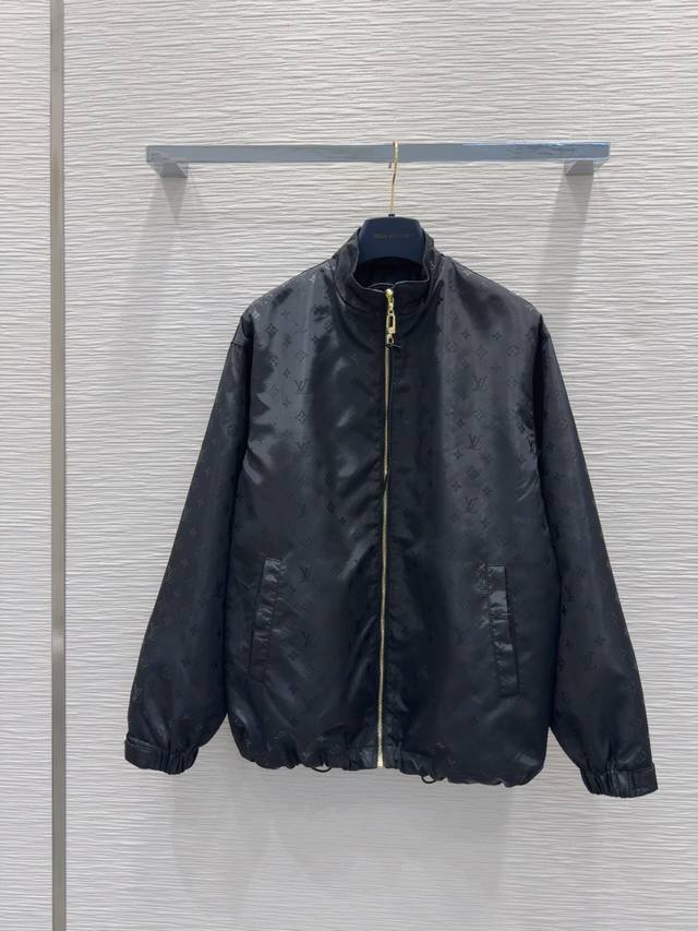 louis Vuitto*2025Ss新款防晒衣 特殊材质有肌理感 每个小细节都非常注重 恰到好处的高级感 立体剪裁 让成衣上身更为精致洋气 实物太赞啦！Sml