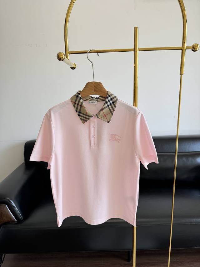 burberry女士 马术骑士撞色领Polo衫 这款粉色真的爱了，夏天的味道，穿搭很松弛！太好看了它的颜色超级显白，怎么搭配都不会出错 怎么搭配都不会出错。它的