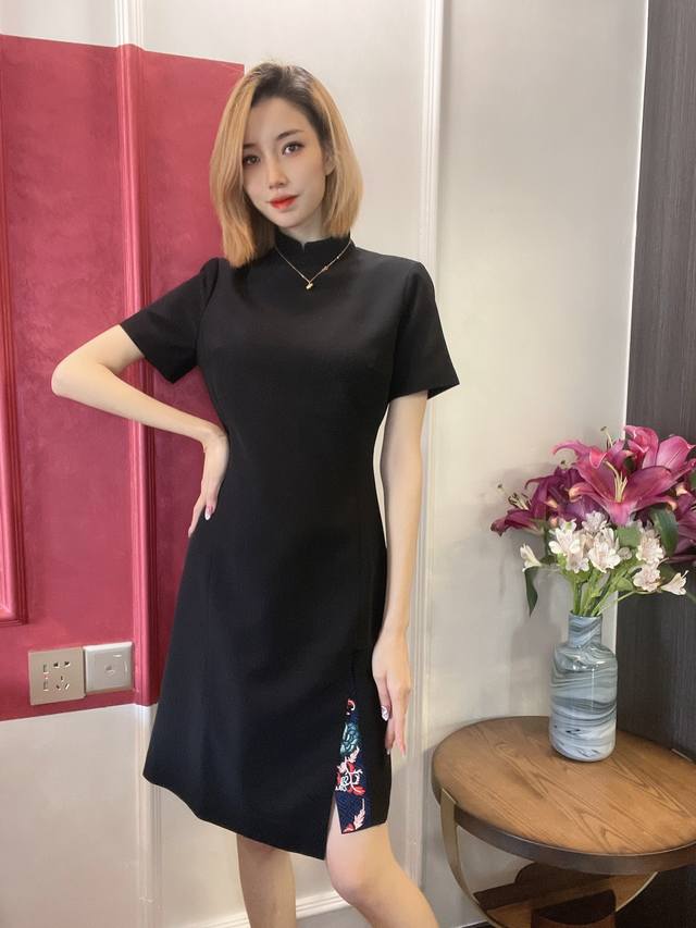 特价 黑色S1M2 上海滩改良旗袍裙看着它，眼睛就移不开了，有种非常想拥有的欲望选用进口醋酸纤维面料，垂直性好，不易起皱！传统中式立领，直线型，更有时尚简约美感