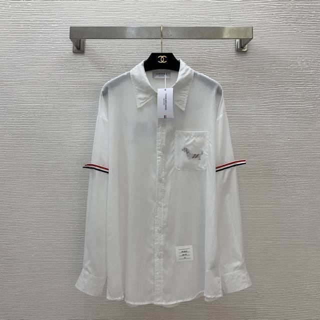 款号D25051272 Thom Brown*新款 狗狗重工烫钻装饰条纹撞色织带拼接宽松时尚P防晒衬衣！蓝色、白色、均码 肩宽55，胸围112，袖长55，衣长7