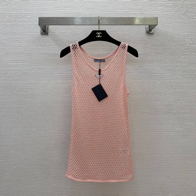 款号D25042320 Prad*A新款 P家定制经典三角标Logo装饰、网眼编织镂空透视性感时尚无袖针织背心P！蓝色、粉色、 M码：胸围78，衣长62 面料弹