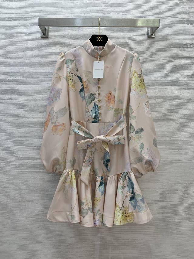 款号G25040384 Zimmerma*N兹默曼澳洲品牌 高端定制亚麻混纺面料、花枝印花荷叶边拼接半身系扣立领灯笼袖连衣裙配有腰带！1.2.3.4 Smlxl