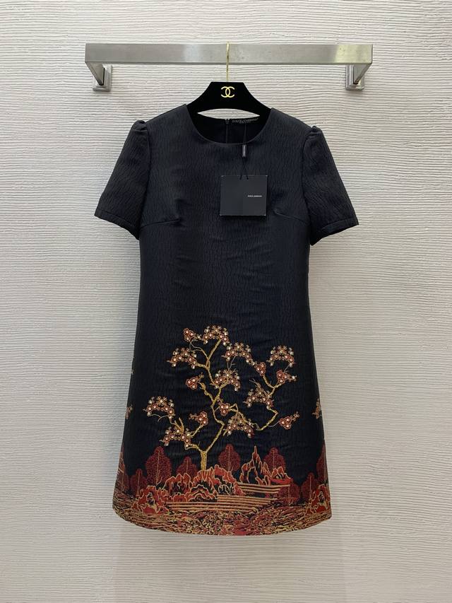 款号D25040157 杜嘉班纳Dg*新款 高端定制肌理感提花面料 风景画梅花枝镶钻钉珠装饰修身显瘦A字泡泡袖P连衣裙！黑色， S码：肩宽35，胸围88，袖长2