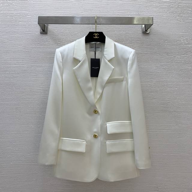 款号G25052287 圣罗兰Ysl新款独家定制、高端精品质量采用进口光感醋酸面料手感丝滑舒适！竖排两粒扣翻领时尚气质P西装醋酸外套！黑色、白色、 M码：肩宽4