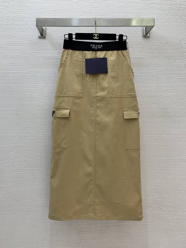 款号D25042384 Prad*A新款 P家定制腰间Logo织带拼接时尚工装风大口袋三角标装饰高腰显瘦中长款半身裙！卡其色、黑色、 M码：腰围64～74松紧，