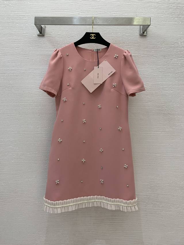 款号G25030688 Miumi*缪家新款 重工珍珠镶钻装饰撞色花边拼接收腰显瘦泡泡袖圆领P连衣裙！黑色、粉色、 M码：胸围92，袖长22，腰围84，裙长87
