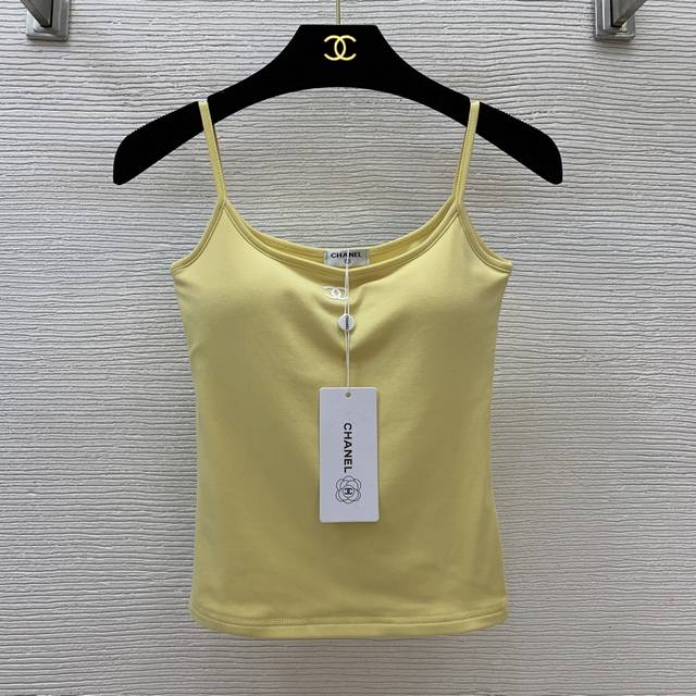 款号D25051046 Chane*新款 双C字母Logo刺绣内置胸垫修身显瘦吊带背心P！黄色、黑色、白色、均码 胸围66，衣长44 面料高弹