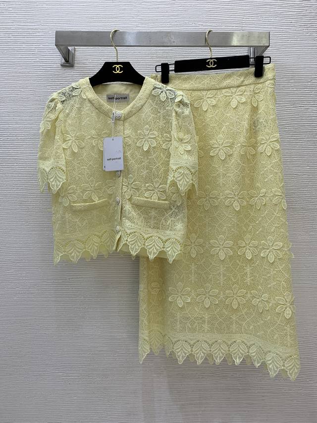 款号G25050974 Self-Portrai*新款Sp家新款高端定制气质优雅时尚两件套装！立体花朵装饰系扣圆领Pp长款高腰A字半身裙！黄色， M码：肩宽35