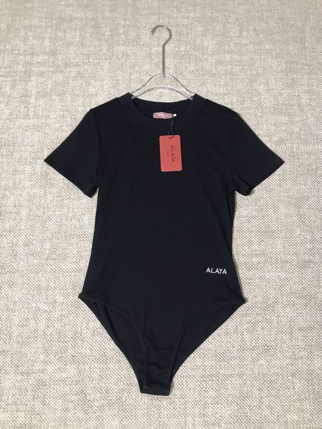 alay*A新品时尚简约大气纯色圆领短袖刺绣徽标修身显瘦紧身打底连体衣。Smlxl